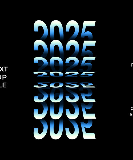 2025 yazılı modern yansımalı flip text mockup tasarımı, siyah arka planda mavi degrade efektli dijital tipografi